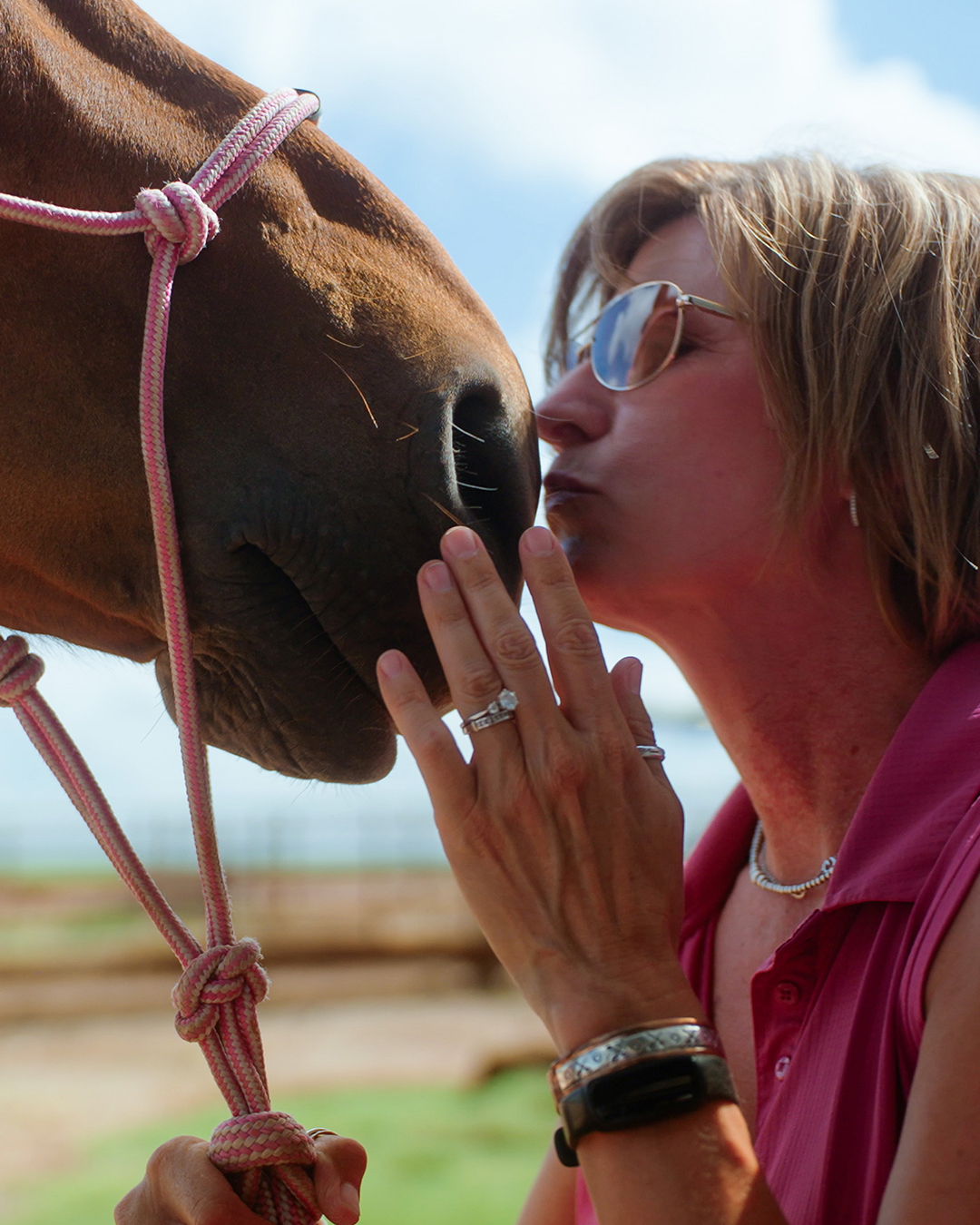 Diversified Energy kissing horse.